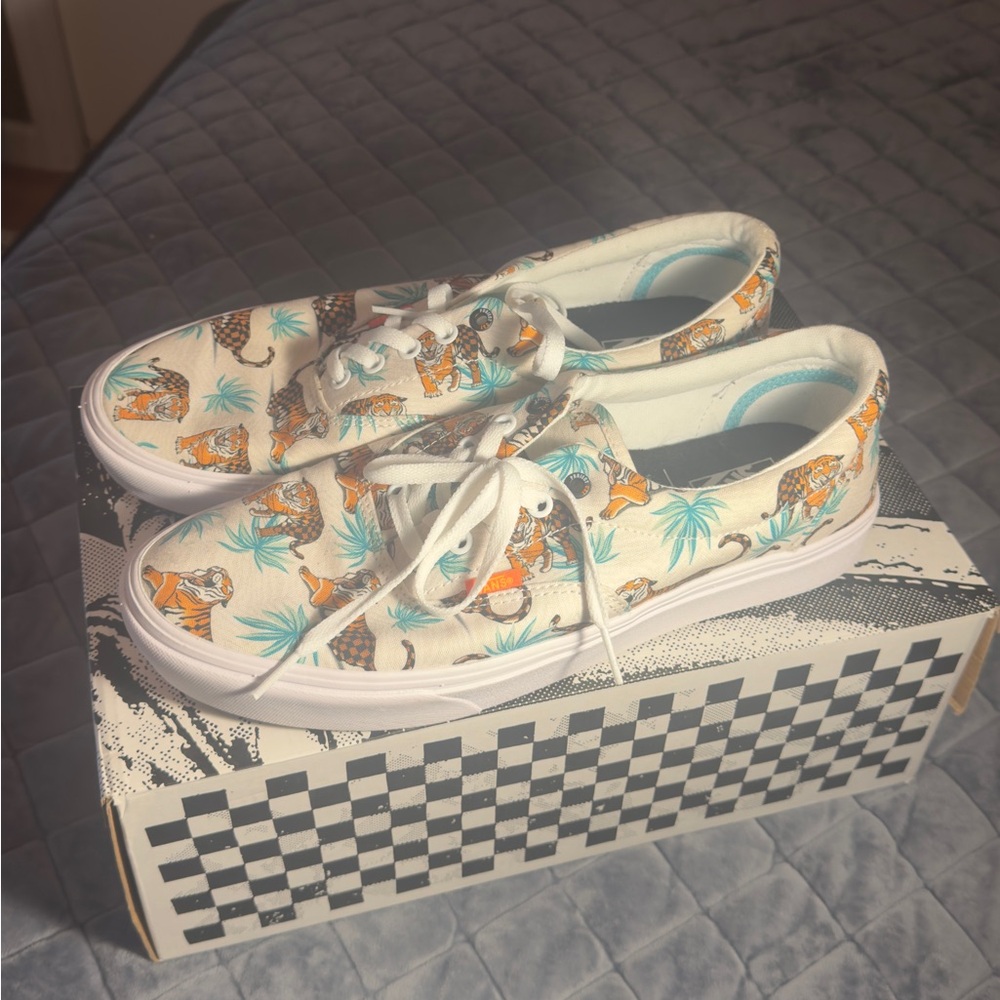 Discovery Project Cat Comfycush Vans